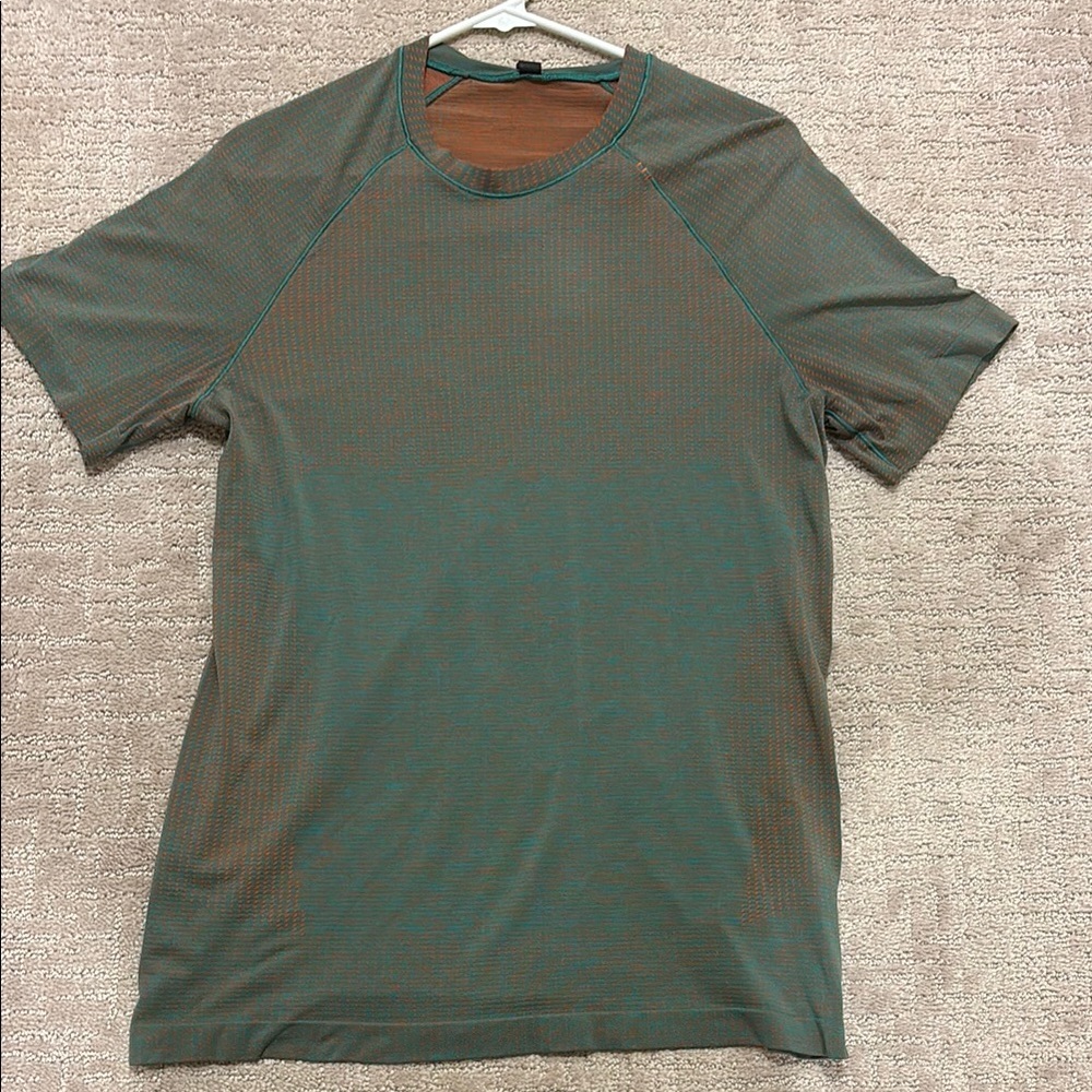 LULULEMON Men’s green/orange Metal Vent Tech Short Sleeve Shirt